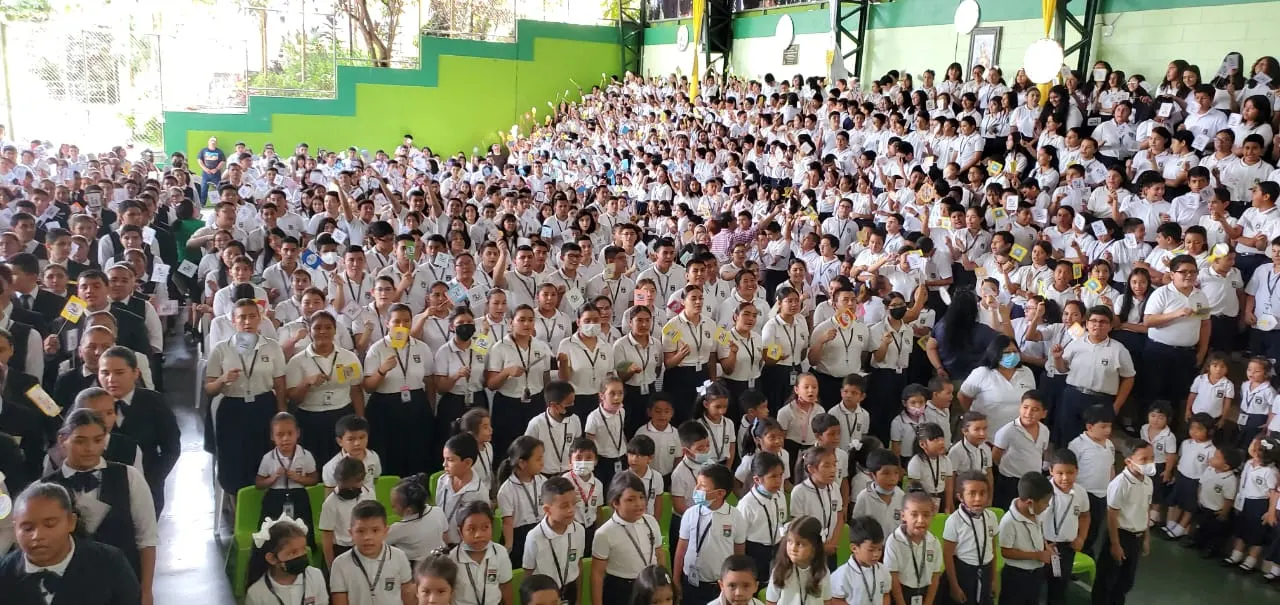 Actividad pastoral en la cancha del centro educativo